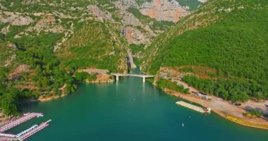 Gorges Du Verdon ve Galetas Köprüsü 'nün havadan görünüşü, Muhteşem Doğa. Verdon Boğazı 'nın yukarısındaki hava yolculuğu, engebeli dağların zümrüt nehirle buluştuğu yer..