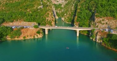Gorges Du Verdon ve Galetas Köprüsü 'nün havadan görünüşü, Muhteşem Doğa. Verdon Boğazı 'nın yukarısındaki hava yolculuğu, engebeli dağların zümrüt nehirle buluştuğu yer..
