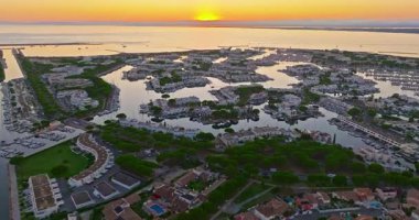 Port Camargue 'nin güneş altında parlayan panoramik hava manzarası. Fransız Akdeniz kıyısındaki güzel marina manzarası. Fransız Rivierası 'nda lüks bir gayrimenkul..