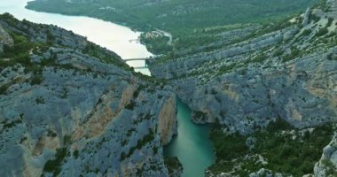 Gorges Du Verdon ve Galetas Köprüsü 'nün havadan görünüşü, Muhteşem Doğa. Verdon Boğazı 'nın yukarısındaki hava yolculuğu, engebeli dağların zümrüt nehirle buluştuğu yer..