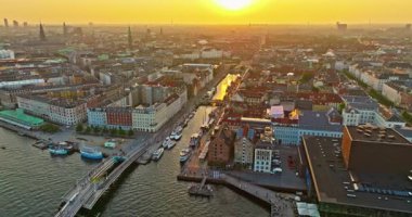 Günbatımında Kopenhag 'daki Nyhavn rıhtımının havadan görüntüsü. En önemli şehirlerden biri, Danimarka..