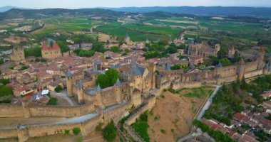 Fransa 'nın güneyindeki Carcassonne Ortaçağ şehrinin havadan görünüşü. Carcassonne tarihi kalesi Gün batımında popüler turizm merkezi.
