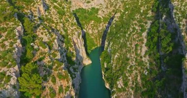 Gorges Du Verdon ve Galetas Köprüsü 'nün havadan görünüşü, Muhteşem Doğa. Verdon Boğazı 'nın yukarısındaki hava yolculuğu, engebeli dağların zümrüt nehirle buluştuğu yer..