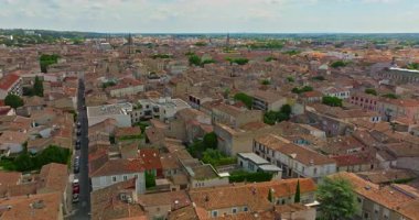 Roma amfitiyatrosuyla Nimes şehrinin havadan görünüşü, Nimes, Fransa 'ya seyahat. Nimes Arena 'nın panoramik manzarası. Nimes Güney Fransa 'nın Occitanie bölgesinde bir şehirdir..