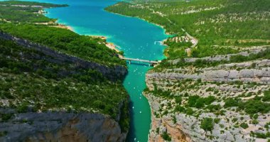 Gorges Du Verdon ve Galetas Köprüsü 'nün havadan görünüşü, Muhteşem Doğa. Verdon Boğazı 'nın yukarısındaki hava yolculuğu, engebeli dağların zümrüt nehirle buluştuğu yer..