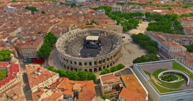 Roma amfitiyatrosuyla Nimes şehrinin havadan görünüşü, Nimes, Fransa 'ya seyahat. Nimes Arena 'nın panoramik manzarası. Nimes Güney Fransa 'nın Occitanie bölgesinde bir şehirdir..