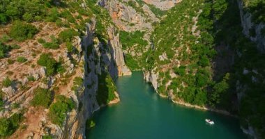 Gorges Du Verdon ve Galetas Köprüsü 'nün havadan görünüşü, Muhteşem Doğa. Verdon Boğazı 'nın yukarısındaki hava yolculuğu, engebeli dağların zümrüt nehirle buluştuğu yer..