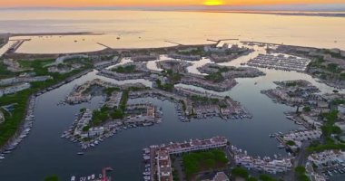 Port Camargue 'nin güneş altında parlayan panoramik hava manzarası. Fransız Akdeniz kıyısındaki güzel marina manzarası. Fransız Rivierası 'nda lüks bir gayrimenkul..