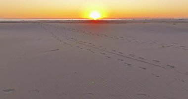 Güneş batarken kumsalın manzarası le Grau du Roi, Port Camargue ve sahil, Espiguette, Gard, Güney Fransa
