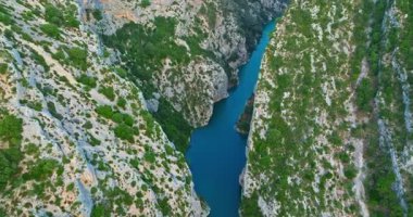 Gorges Du Verdon ve Galetas Köprüsü 'nün havadan görünüşü, Muhteşem Doğa. Verdon Boğazı 'nın yukarısındaki hava yolculuğu, engebeli dağların zümrüt nehirle buluştuğu yer..
