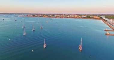 Güney Fransa 'da Grau du Roi, Port Camargue, Espiguette, Gard, Gard plajı yakınlarındaki Anchorin' de bulunan deniz kenarındaki kumsalın görüntüsü..