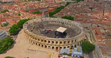 Nimes, Fransa 'nın ünlü Arena' sının havadan görüntüsü. Gün batımında eski Roma amfitiyatrosu.