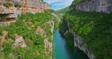 Güney Fransa 'daki Verdon Gorge nehir kanyonunun hava manzarası. Aktif dinlenme ve seyahat için popüler bir hedef.