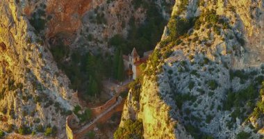 Fransa 'nın Provence kentindeki dağlarda bulunan Moustiers-Sainte-Marie adlı inanılmaz otantik Fransız köyündeki ortaçağ şapelinin havadan görünüşü..