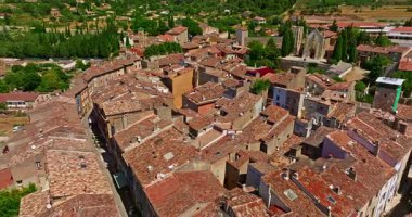 Geleneksel mimarisi olan Fransa 'nın Provence kentindeki antik, otantik Aups kasabası..