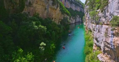 Güney Fransa 'daki Verdon Gorge nehir kanyonunun hava manzarası. Aktif dinlenme ve seyahat için popüler bir hedef.