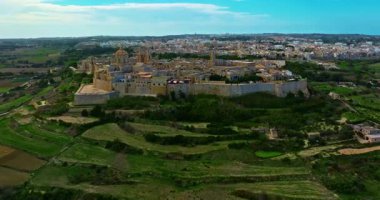 Mdina 'nın havadan görünüşü. Yüzyılların tarihi ve Malta 'nın çarpıcı manzaralı güzel tarihi bir şehir..