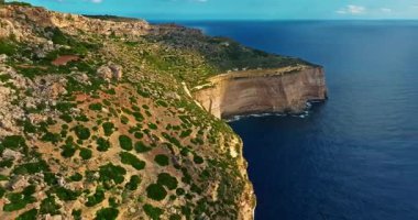 Malta 'daki Dingli uçurumlarının havadan görünüşü. Kayaların, tepelerin, denizin havadan görünüşü.