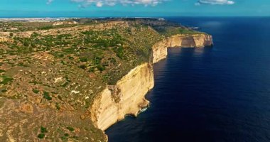 Malta 'daki Dingli uçurumlarının havadan görünüşü. Kayaların, tepelerin, denizin havadan görünüşü.