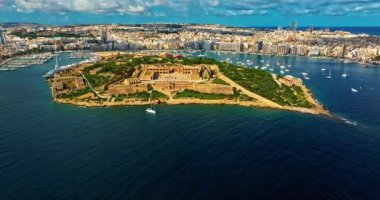Valletta yakınlarındaki Manoel Adası 'nın havadan görüntüsü. Akdeniz, Malta adası.