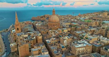 Valletta 'nın eski şehir merkezinin, Carmel Dağı' nın Leydisi Bazilikası 'nın inanılmaz manzarası..