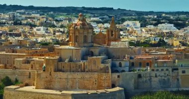Mdina 'nın havadan görünüşü. Yüzyılların tarihi ve Malta 'nın çarpıcı manzaralı güzel tarihi bir şehir..