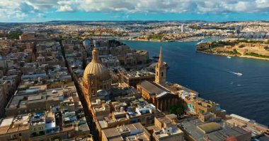 Valletta 'nın eski şehir merkezinin, Carmel Dağı' nın Leydisi Bazilikası 'nın inanılmaz manzarası..