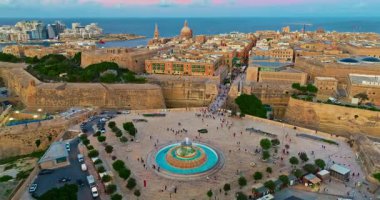 Gün batımında başkent Malta 'nın havadan görünüşü, ana giriş ve tüm ada, Valletta, Malta.
