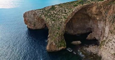 Malta 'daki Blue Grotto' nun havadan görünüşü. Kayadaki doğal pencere. Adalardan biri..
