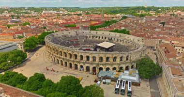 Nimes, Fransa 'nın ünlü Arena' sının havadan görüntüsü. Gün batımında eski Roma amfitiyatrosu.