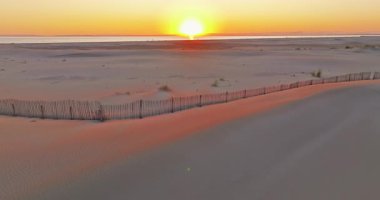 Güneş batarken kumsalın manzarası le Grau du Roi, Port Camargue ve sahil, Espiguette, Gard, Güney Fransa
