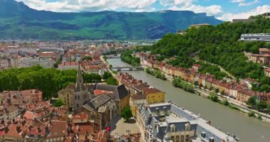 Grenoble 'ın havadan görünüşü. Isere nehrinin panoramik manzarası, şehir manzarası, yaz mevsiminde Fransız Alplerinde dağlar.