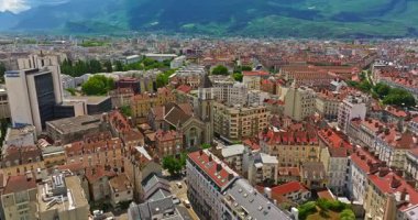 Grenoble 'ın havadan görünüşü. Isere nehrinin panoramik manzarası, şehir manzarası, yaz mevsiminde Fransız Alplerinde dağlar.