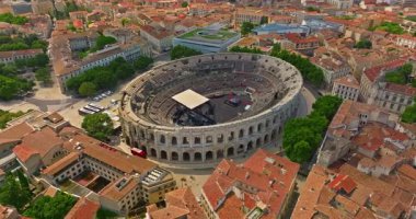 Roma amfitiyatrosuyla Nimes şehrinin havadan görünüşü, Nimes, Fransa 'ya seyahat. Nimes Arena 'nın panoramik manzarası. Nimes Güney Fransa 'nın Occitanie bölgesinde bir şehirdir..