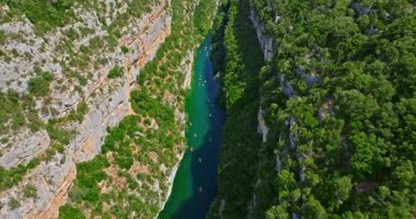 Güney Fransa 'daki Verdon Gorge nehir kanyonunun hava manzarası. Aktif dinlenme ve seyahat için popüler bir hedef.