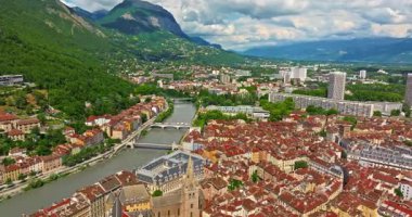 Grenoble 'ın havadan görünüşü. Isere nehrinin panoramik manzarası, şehir manzarası, yaz mevsiminde Fransız Alplerinde dağlar.