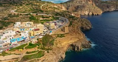 Malta 'daki Blue Grotto' nun havadan görünüşü. Kayadaki doğal pencere. Adalardan biri..