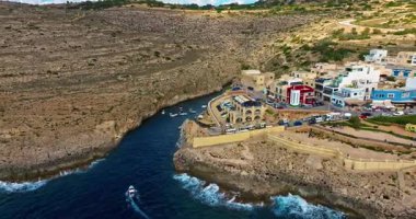 Malta 'daki Blue Grotto' nun havadan görünüşü. Kayadaki doğal pencere. Adalardan biri..