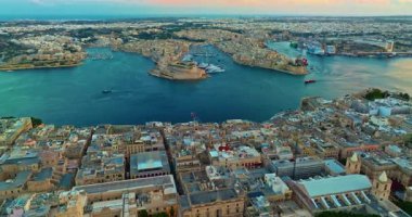 Valletta 'nın eski şehir merkezinin inanılmaz manzarasının havadan görüntüsü.