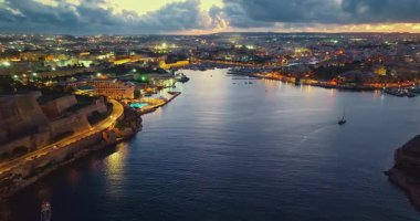 Geceleri Sliema 'nın havadan görünüşü, gece ışıklarındaki binalar ve daireler. Malta.