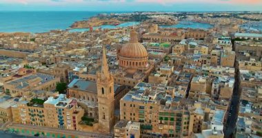 Valletta 'nın eski şehir merkezinin, Carmel Dağı' nın Leydisi Bazilikası 'nın inanılmaz manzarası..