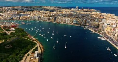 Modern gayrimenkulleri ve güzel bir rıhtımı olan Sliema 'nın havadan görünüşü. Malta, Akdeniz, Avrupa.