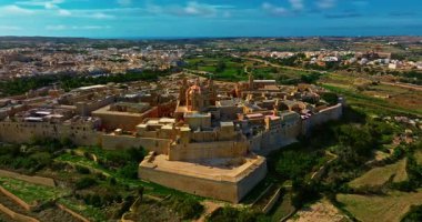 Mdina 'nın havadan görünüşü. Yüzyılların tarihi ve Malta 'nın çarpıcı manzaralı güzel tarihi bir şehir..