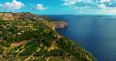 Malta 'daki Dingli uçurumlarının havadan görünüşü. Kayaların, tepelerin, denizin havadan görünüşü.