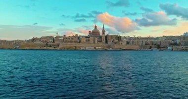 Valletta 'nın eski şehir merkezinin, Carmel Dağı' nın Leydisi Bazilikası 'nın inanılmaz manzarası..