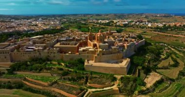 Mdina 'nın havadan görünüşü. Yüzyılların tarihi ve Malta 'nın çarpıcı manzaralı güzel tarihi bir şehir..