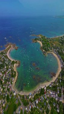 Gün batımında Fransa 'daki Atlantik Okyanusu' nun inanılmaz kayalık kıyılarının havadan görüntüsü. Bretagne 'ın fotoğrafını çekiyorum. Kuzey Brittany 'de kayaların üzerinden uçan ve onlara çarpan bir dron..