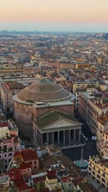 Roma, İtalya 'daki Pantheon cephesi, antik ebedi tapınağa inen havadan. Roma 'nın çatılarının havadan görünüşü. Dünyanın her yerinden kepçelerle en çok ziyaret edilen yerlerden biri..