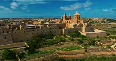 Mdina 'nın havadan görünüşü. Yüzyılların tarihi ve Malta 'nın çarpıcı manzaralı güzel tarihi bir şehir..