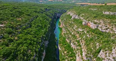 Güney Fransa 'daki Verdon Gorge nehir kanyonunun hava manzarası. Aktif dinlenme ve seyahat için popüler bir hedef.